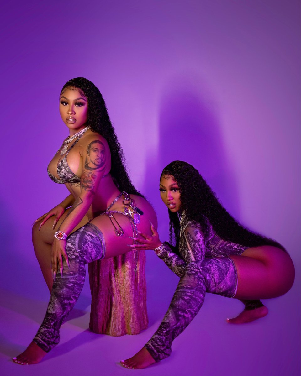 AriTheDon's tweet photo. Me VS me 💜 https://t.co/mg22WcMpLD