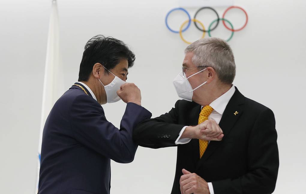 DDNewslive's tweet photo. Former Japanese Prime Minister @AbeShinzo receives the #Olympic Order from IOC chief Thomas Bach; the International Olympic Committee has expressed confidence that the Tokyo Games will be held successfully next year https://t.co/QW1yLsGkq4