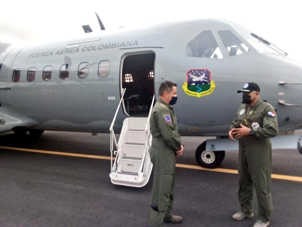 aeronavalpanama's tweet photo. Comisionado Eliécer Cárdenas #Aeronaval y el Teniente Coronel Hernán Palacio García de @FuerzaAereaCol intercambian experiencias operacionales durante el desarrollo de la misión de apoyo humanitario en las áreas afectadas por las inundaciones. #UnidosLoHacemos https://t.co/WoLzQ8XNW2