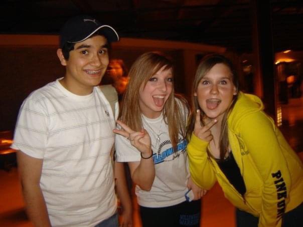 katiefryyy's tweet photo. 2009 Katie was THRIVING. 

And no no I was not tan, that look is called “this bronzer shade is way too dark for me and idk how da eff to apply it” https://t.co/y3BtyK11cU