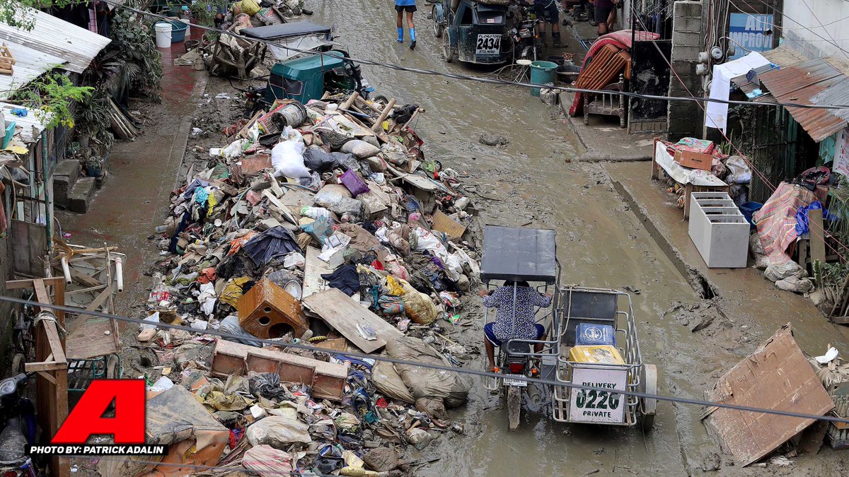 AbanteNews's tweet photo. Balot pa rin sa putik at nagkalat ang basura sa mga lansangan sa Brgy. Tumana, Marikina City, ilang araw matapos malubog ang lugar sa pagbahang dulot ng bagyong Ulysses.

#AbanteNews
#BagyongUlyssesPH https://t.co/0MGoXzVwE1