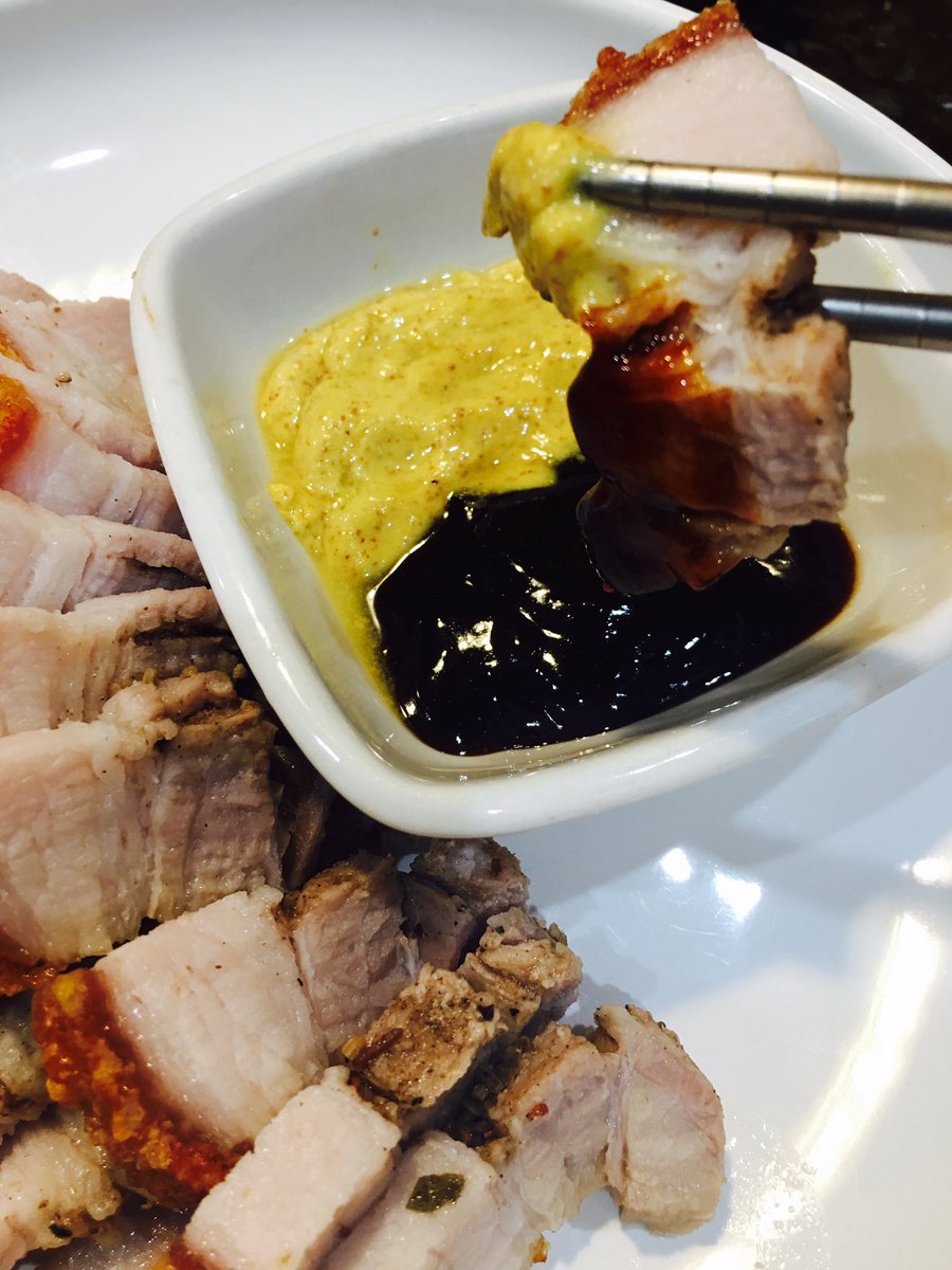 JunGuan94's tweet photo. 脆皮烧肉

四个月前的今天第一次尝试做脆皮烧肉 这几个月来 挑战的菜式实在太多 欣幸四个月后水准还在 没有翻车 今天依然还是用了偏瘦的五花腩 皮脆肉嫩多汁 这次混了上次做北京鸭的香料 不一样的风味 https://t.co/eFj6JO2XP8