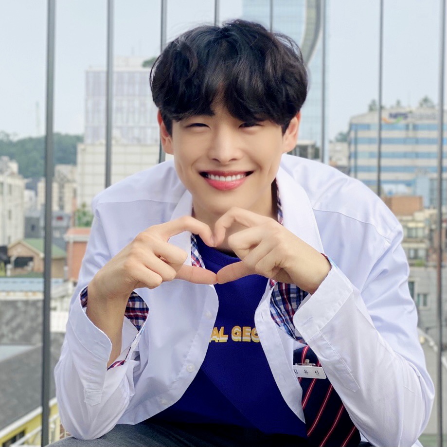 VICTON1109's tweet photo. [#최병찬]
오늘 밤 9시 30분! 병찬이의 첫 드라마
<라이브온>이 #JTBC 에서 첫 방송됩니다👏
'김유신'으로 변신한 보조개 왕자
병차니의 모습이 어떨지 궁금한
앨리스는 오늘 밤 첫 방송되는
라이브온! 놓치지 말고
꼭 본방사수 해주세요💙💛

#VICTON #최병찬 #병찬 #김유신
#라이브온 https://t.co/dv6h38dU77