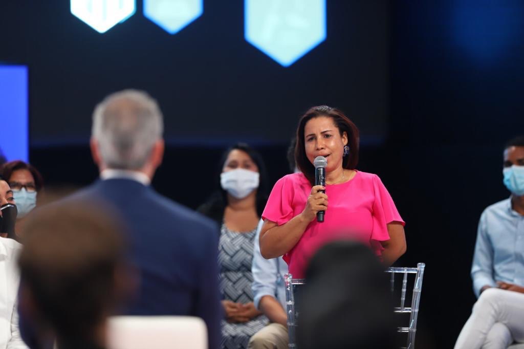 PresidenciaRD's tweet photo. ¡Somos un Gobierno cercano a la gente! Tras cumplir 90 días en el Gobierno, el Presidente @LuisAbinader compartió y respondió preguntas de ciudadanos sobre salud, educación, economía, justicia, violencia de género y turismo. #100DíasDeCambios https://t.co/TMDzskWgiF