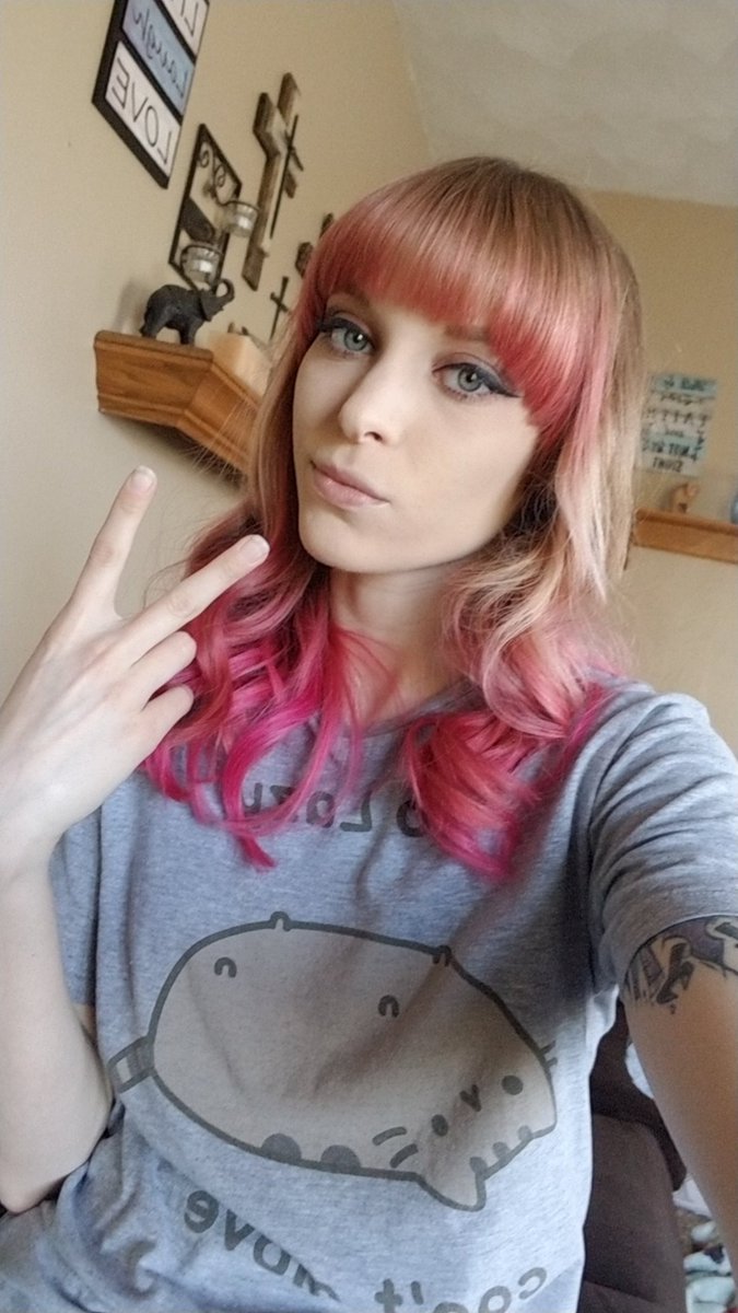 keyboardcat324's tweet photo. @FreindTrey This is my hair recently! I just shampooed today so it faded a little but https://t.co/ViBN8wXbsA