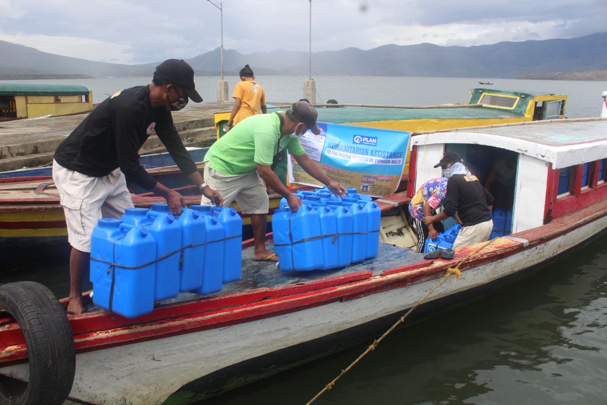 planphilippines's tweet photo. BUHI, CAMARINES SUR (Follow Up) – Plan International has started distributing life-saving kits ranging from water, sanitation, and hygiene, including sanitary needs of girls and women, to typhoon-hit families in Buhi, Camarines Sur. 🌀⛈
READ: https://t.co/ysPtznk6WH https://t.co/IcqBtKbypa
