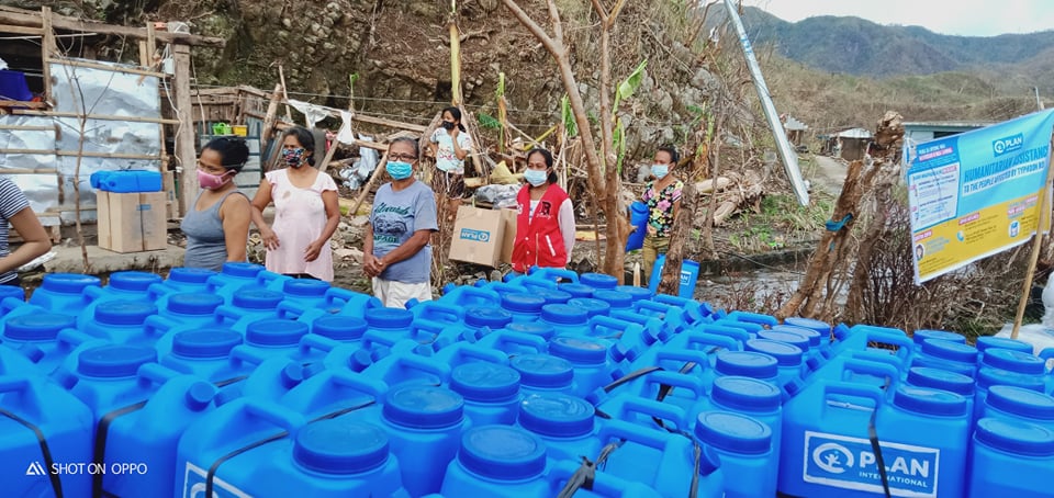 planphilippines's tweet photo. BUHI, CAMARINES SUR (Follow Up) – Plan International has started distributing life-saving kits ranging from water, sanitation, and hygiene, including sanitary needs of girls and women, to typhoon-hit families in Buhi, Camarines Sur. 🌀⛈
READ: https://t.co/ysPtznk6WH https://t.co/IcqBtKbypa