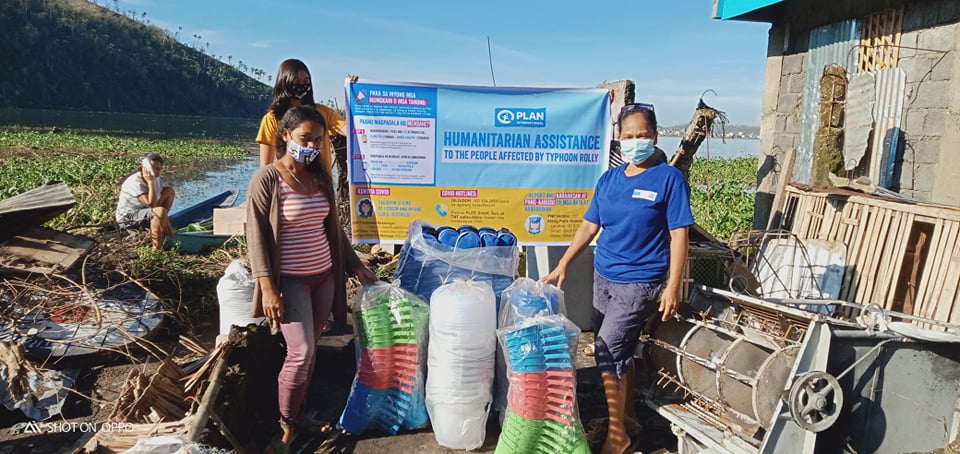 planphilippines's tweet photo. BUHI, CAMARINES SUR (Follow Up) – Plan International has started distributing life-saving kits ranging from water, sanitation, and hygiene, including sanitary needs of girls and women, to typhoon-hit families in Buhi, Camarines Sur. 🌀⛈
READ: https://t.co/ysPtznk6WH https://t.co/IcqBtKbypa