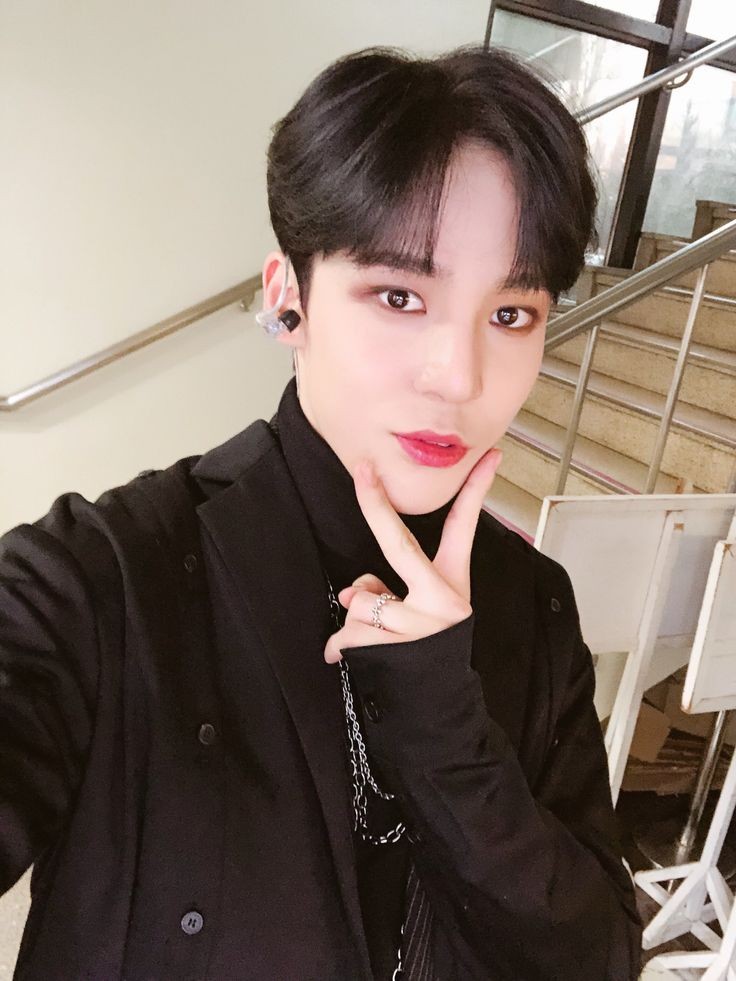 Ateez_BGent's tweet photo. ÓIA QUEM ESTA AQUI! boa noite atinys como estão? Espero que bem eu tô morrendo de saudade de vocês! Yunho ama vocês não se esqueçam de se alimentar e beber água!

#YUNHO https://t.co/A0WwBmBXPK