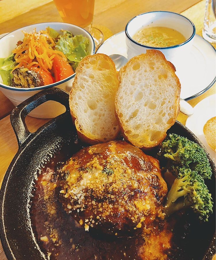 エストコーポレーション こんにちは賃貸のエスト阪急茨木店です ランチに スタンドボンド さんに行ってきました Standbond 大阪 北摂 茨木 茨木市 阪急茨木市駅 茨木グルメ 茨木バル 茨木ランチ ハンバーグ デミグラスソース イタリアン 賃貸