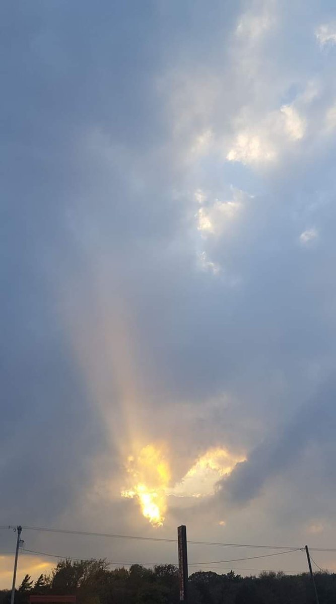 SmithMrscolby32's tweet photo. #texassky #alwayssomethingtobethankfulfor https://t.co/nnVy4vA9jD