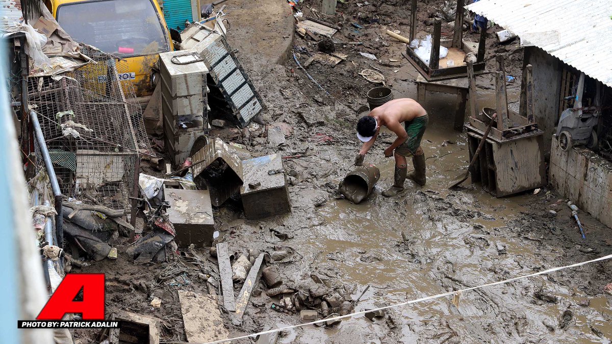 AbanteNews's tweet photo. Nagdeklara ng State of Calamity ang Marikina City matapos malubog ang malaking parte ng lungsod sa bahang dulot ng bagyong Ulysses. Ilang araw matapos manalasa ng bagyo, balot pa rin sa putik at nagkalat pa rin ang basura sa Brgy. Tumana sa Marikina

#AbanteNews
#BagyongUlyssesPH https://t.co/0kqXkDLpvY