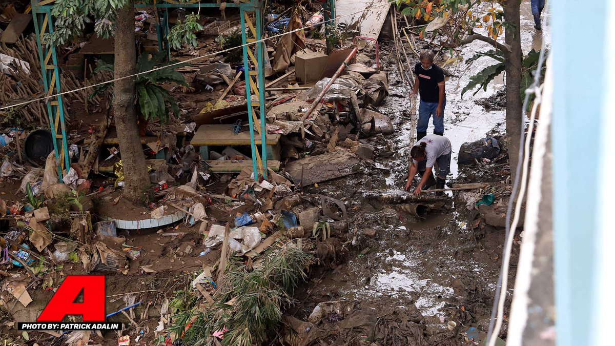 AbanteNews's tweet photo. Nagdeklara ng State of Calamity ang Marikina City matapos malubog ang malaking parte ng lungsod sa bahang dulot ng bagyong Ulysses. Ilang araw matapos manalasa ng bagyo, balot pa rin sa putik at nagkalat pa rin ang basura sa Brgy. Tumana sa Marikina

#AbanteNews
#BagyongUlyssesPH https://t.co/0kqXkDLpvY