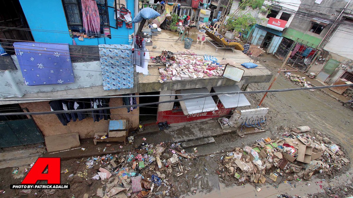 AbanteNews's tweet photo. Nagdeklara ng State of Calamity ang Marikina City matapos malubog ang malaking parte ng lungsod sa bahang dulot ng bagyong Ulysses. Ilang araw matapos manalasa ng bagyo, balot pa rin sa putik at nagkalat pa rin ang basura sa Brgy. Tumana sa Marikina

#AbanteNews
#BagyongUlyssesPH https://t.co/0kqXkDLpvY