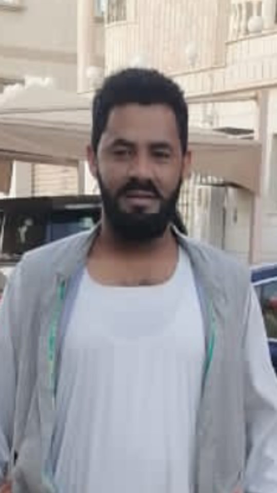 1:اللي لابس فيها قميص ممكن ثاني او ثالث جامعة (الماضي التعيس 😂).
2: اللي لابس فيها جلابية (الحاضر الحزين).