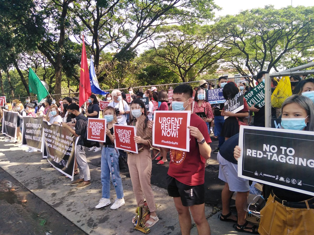 phkule's tweet photo. NGAYON: Naglulunsad ng protesta sa Ateneo ang mga estudyante mula sa iba't ibang pamantasan upang singilin ang gobyerno ni Pangulong Rodrigo Duterte sa kriminal na kapabayaan nito sa mga nagdaang sakuna.

#YouthStrikePH #OustDuterte https://t.co/yIYQsk6Kv1