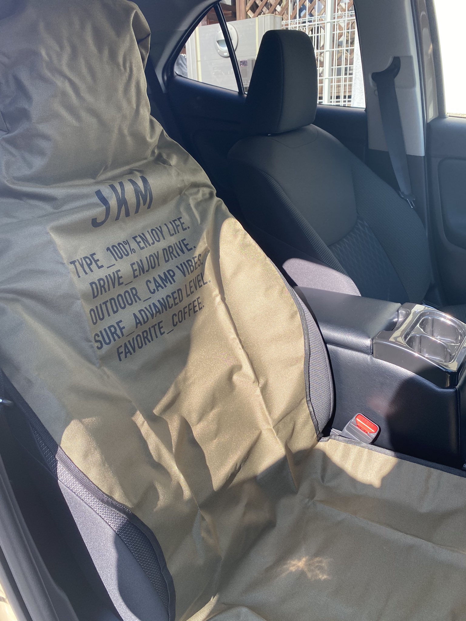 爆走ばんばん Vamp ヤリスクロスに とりあえずオートバックスでシートカバーを試しに購入ー あと社外アームレスト装着 でかいな