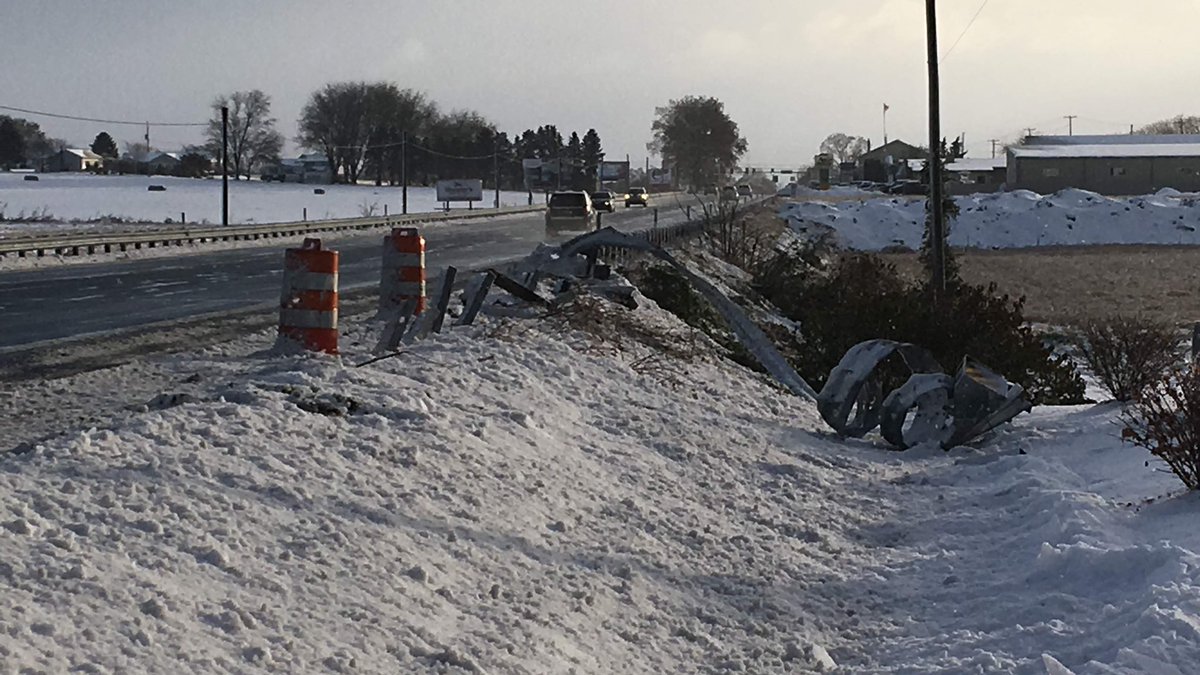 dwaynesm123's tweet photo. @NWSStateCollege Snowplow hit guard rail, Rt 422 east of Myerstown https://t.co/KOKAGVfB17