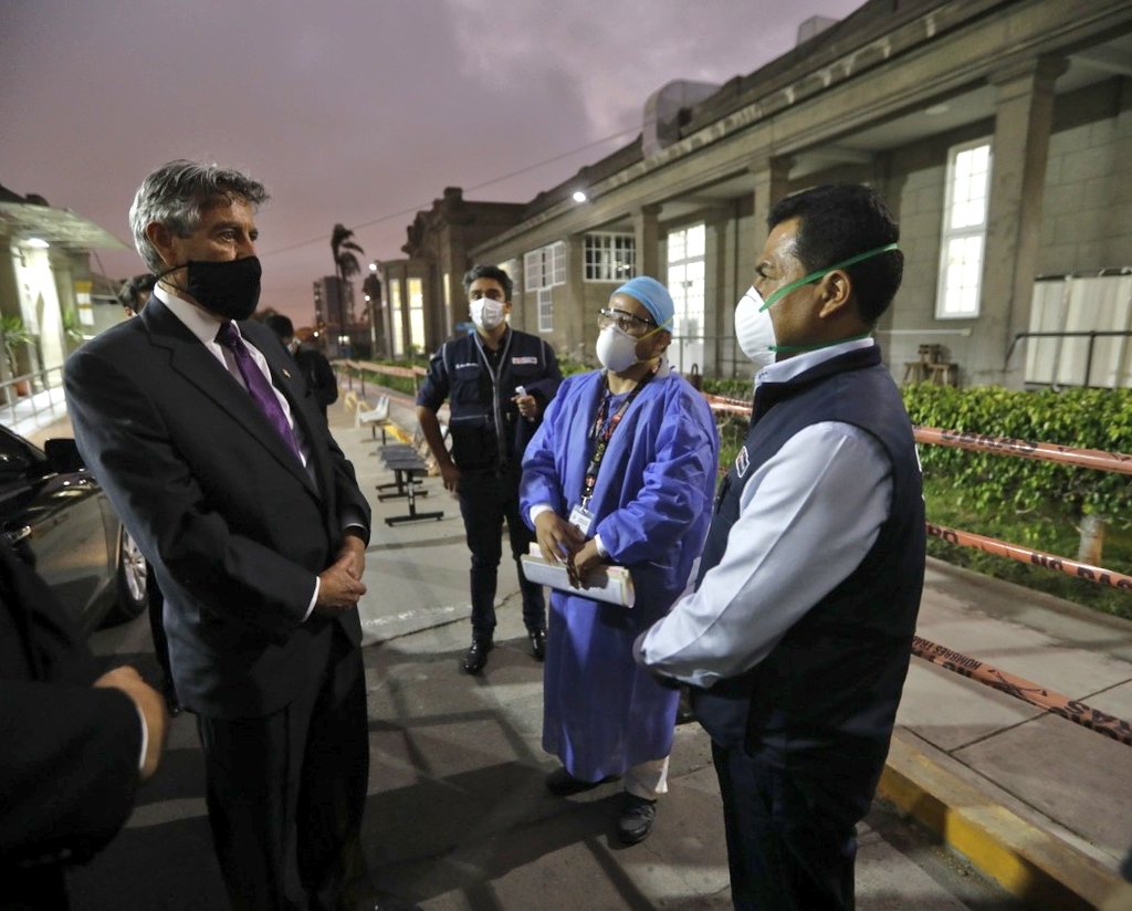 El presidente del <a href="/congresoperu/">Congreso del Perú 🇵🇪</a>, Francisco Sagasti, llegó al Hospital Nacional Arzobispo Loayza junto a integrantes de la Mesa Directiva para visitar a las personas lesionadas durante las movilizaciones sociales registradas el fin de semana.