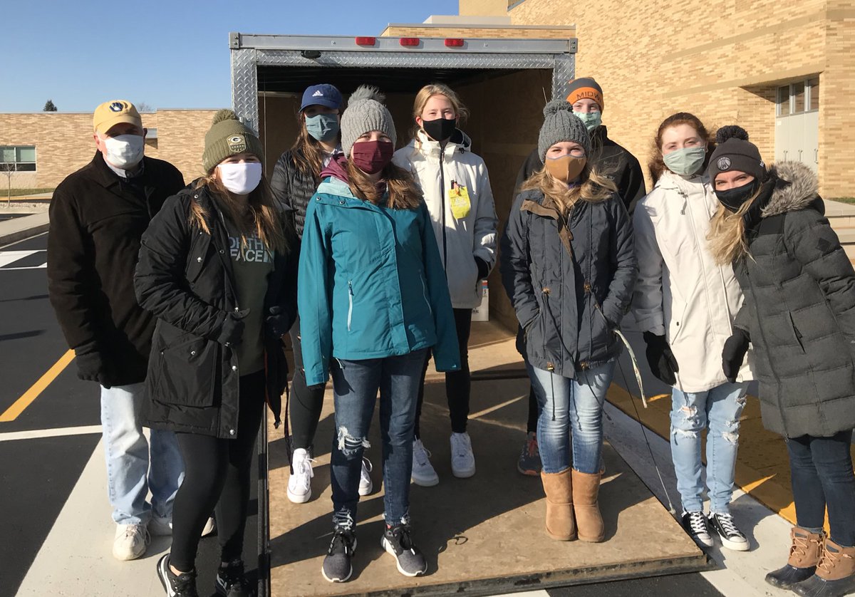 BD_KeyClub's tweet photo. Most grateful for those who donated items last Saturday for BDUSD Food Drive! Kudos to Key Club volunteers who held strong during cold fall morning. #mostgrateful 🙏#wiumkeyclub #bdstrong 👏 https://t.co/2kHR2VnaA9