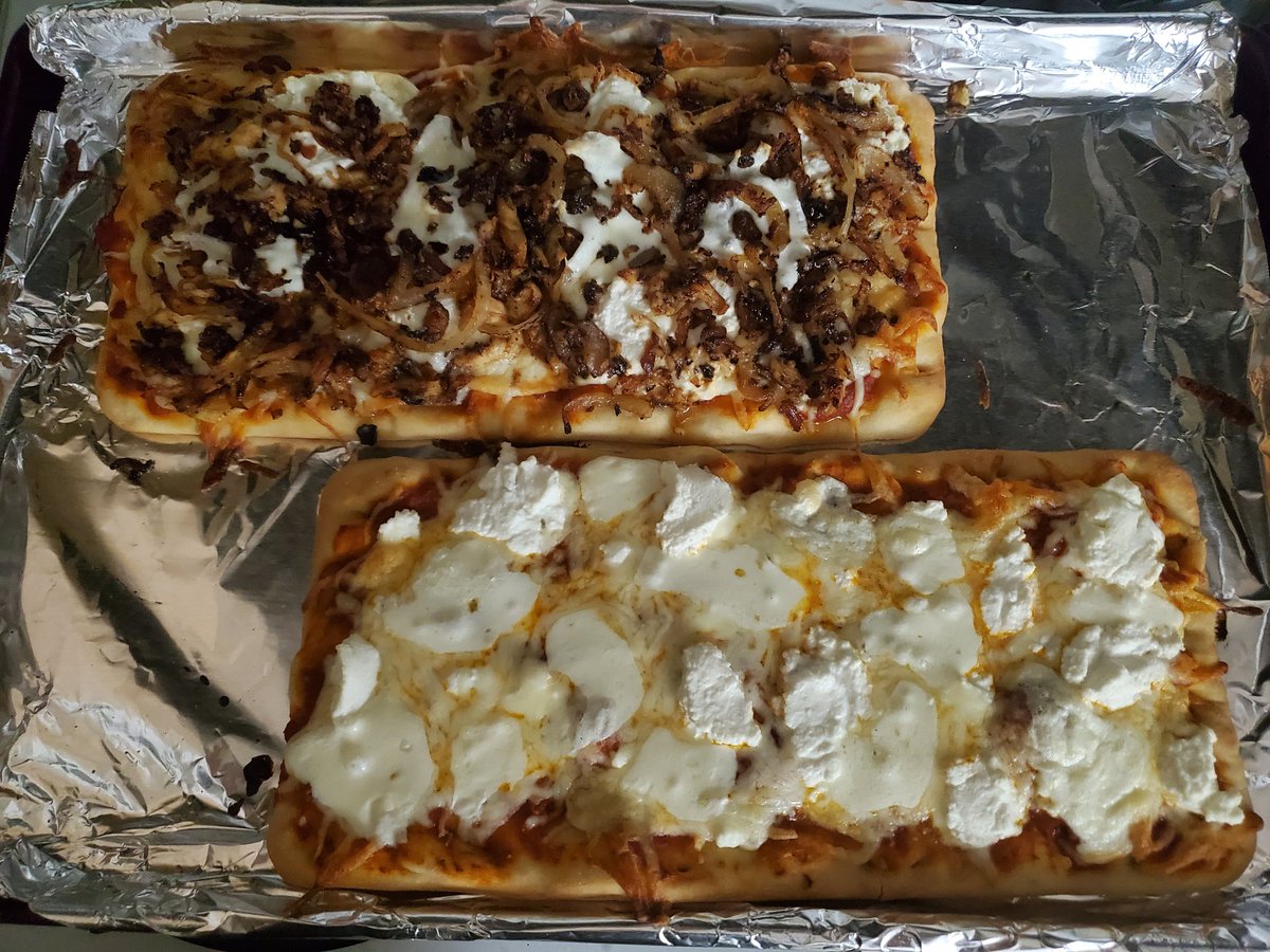 BakingwBeulah's tweet photo. Homemade pizza! Ricotta cheese, mozz.cheese, sautéed onion, garlic, &amp; rotisserie chicken! https://t.co/mv9qx6tMfj