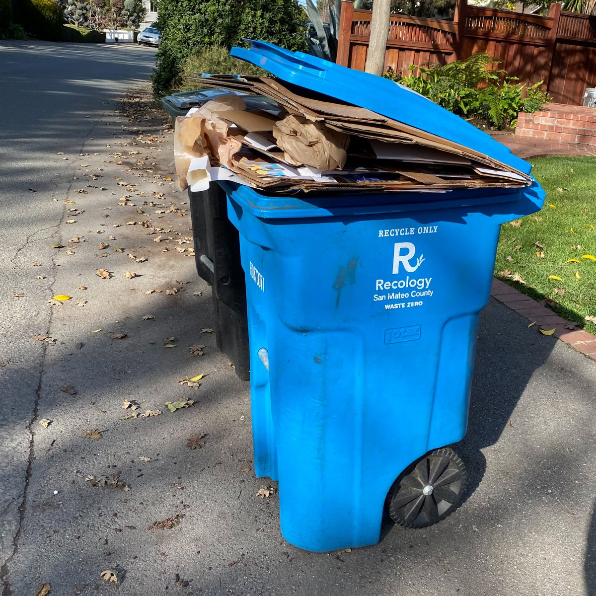 Rain returns tomorrow morning! 🌧 Remember to keep your #recycling cart and bin lids fully closed to prevent paper goods from getting wet, which can deteriorate the quality and keeps these items from being recycled. #KeepLidsClosed