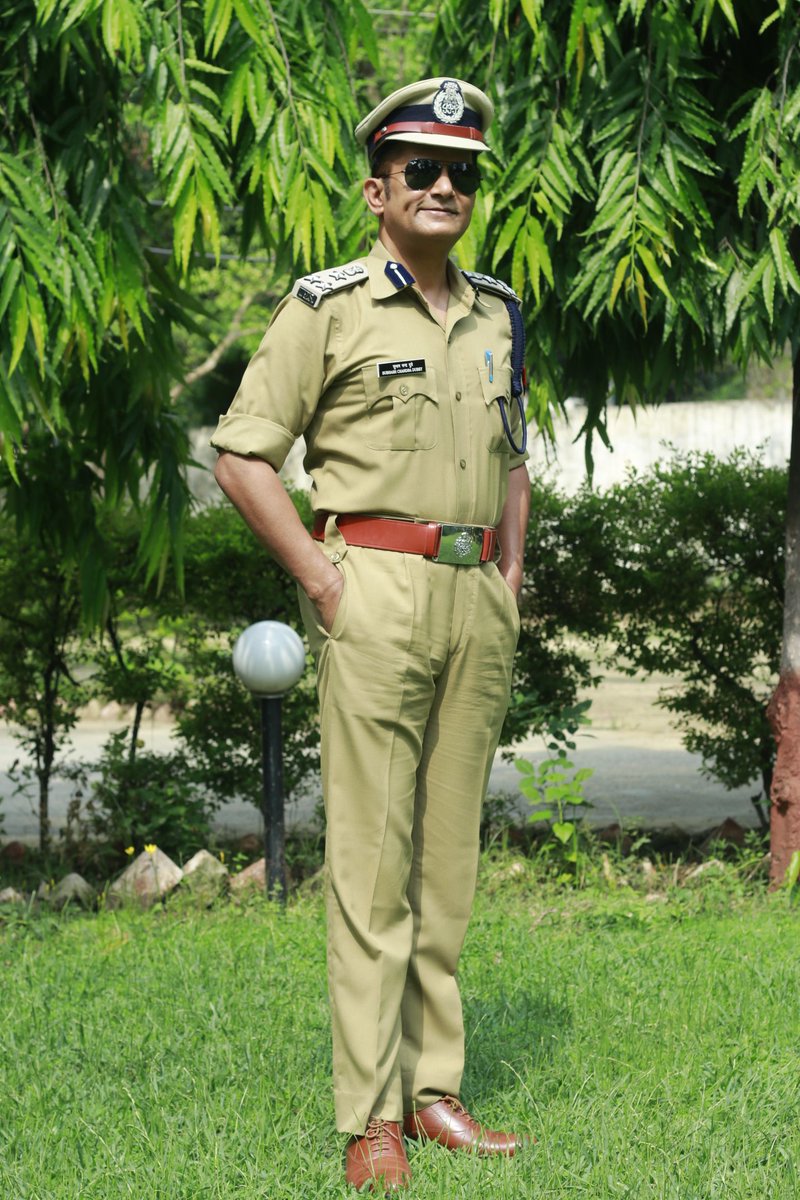 dubey_ips's tweet photo. **"जिंदगी music player नहीं है जिसमें आप अपनी पसंद के गीत सुन सके।
जिंदगी एक रेडियो है उसमें जो भी आ रहा है उसी से मनोरंजन करे।"**
😊😊 https://t.co/9M5Oz487we