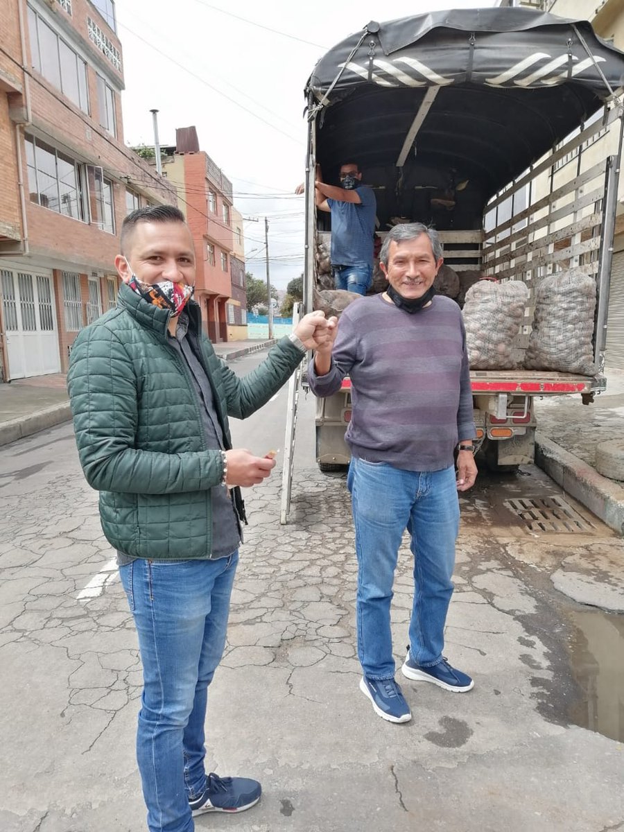 _jhonrb20's tweet photo. Los sindicatos estamos para apoyar nuestro agro colombiano
UTEDINAL es buena papa viaja a Ramiriquí y compra directamente al productor su cosecha y se entrega en nuestra sede.

@CastillaSenador
@AlexLopezMaya
@MinAgricultura
#UtedinalEsBuenaPapa https://t.co/eaSa2OQE38