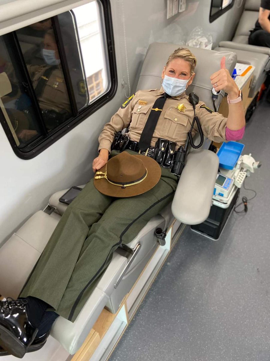 taylorbilt's tweet photo. Thank you Trooper Tracy from @ILStatePolice for setting an example & being AWESOME. Was an honor to chat with you on @LSchmitt_TAAWTS show tonight. #GiveBlood #EducatingThePublic #ComeToTwitter #ThankYouForYourService https://t.co/PJnsvDfmf3