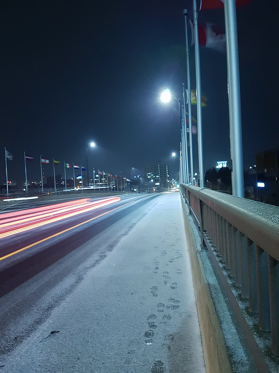 HeyItsMeMissJT's tweet photo. Chilly night experimenting with photography. #BridgeOfNations #CityLife #LongEveningWalks #NightLights #LightTrails #LongExposure #SnowySudbury #BabyItsColdOutside #MustBeAMonday ❄️📷✨💜❄️ https://t.co/UATWChuEvR