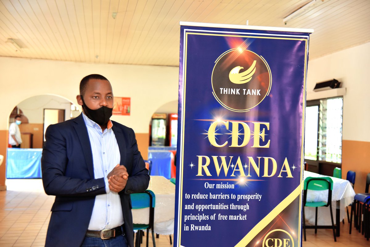 cde_rwanda's tweet photo. ces jeunes ont été connectés aux idées de liberté à travers le livre "Un Guide de la liberté pour les débutants" autour le chapitre sur la "Fiscalité et dépenses publiques".
Nous tenons à remercier notre génereux donateur #NFS d'avoir rendu possible ce  programme d'éducation https://t.co/k7OVWFlmfH