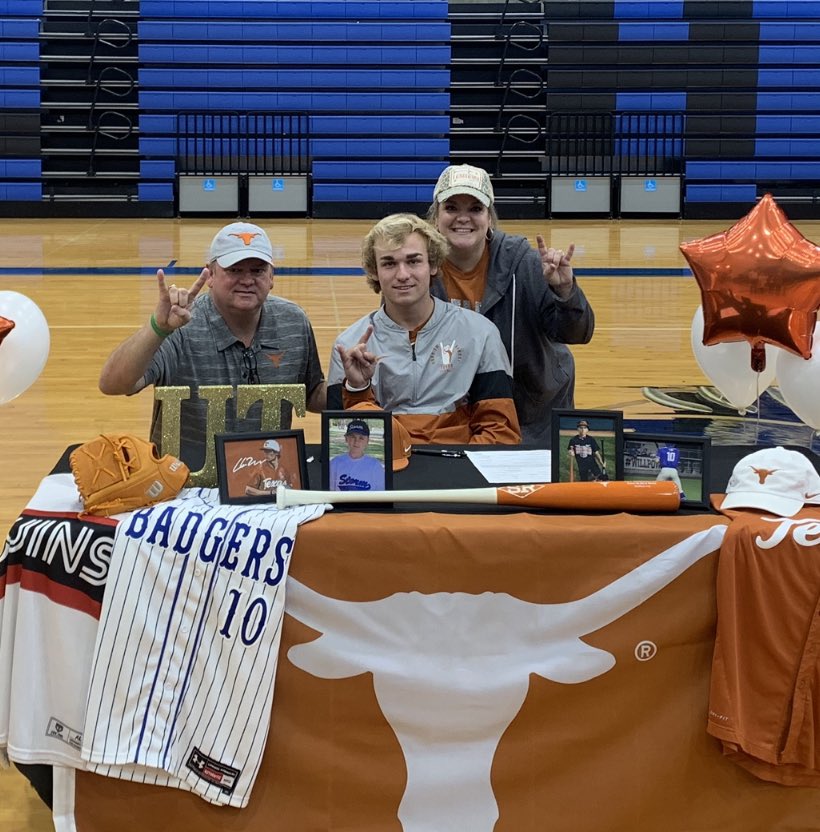 kenna_82371's tweet photo. Although NLI day was last week(11/11/20)we had @freshflashash’s celebratory signing @LampasasHS today as LHS didn’t  have school on Veteran’s Day. A lot of sweat &amp; tears went into making this day a reality! &amp; you never forget Braden..miss him! 🧡 you! 🤘Hook em @KirkWhitehead10 https://t.co/cgVkKCPWBg