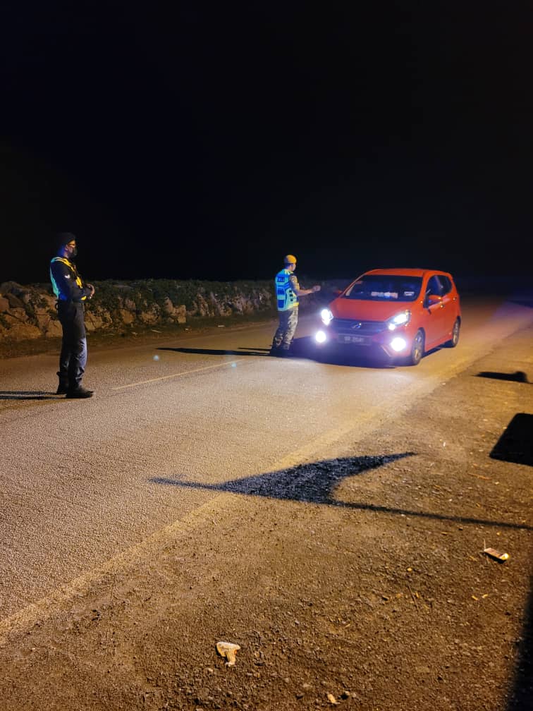 rela_kangar's tweet photo. Op Benteng di Persisiran Pantai Kuala Perlis

Anggota PDRM bersama RELA sedang membuat sekatan jalan raya https://t.co/5NpEV5TvJO