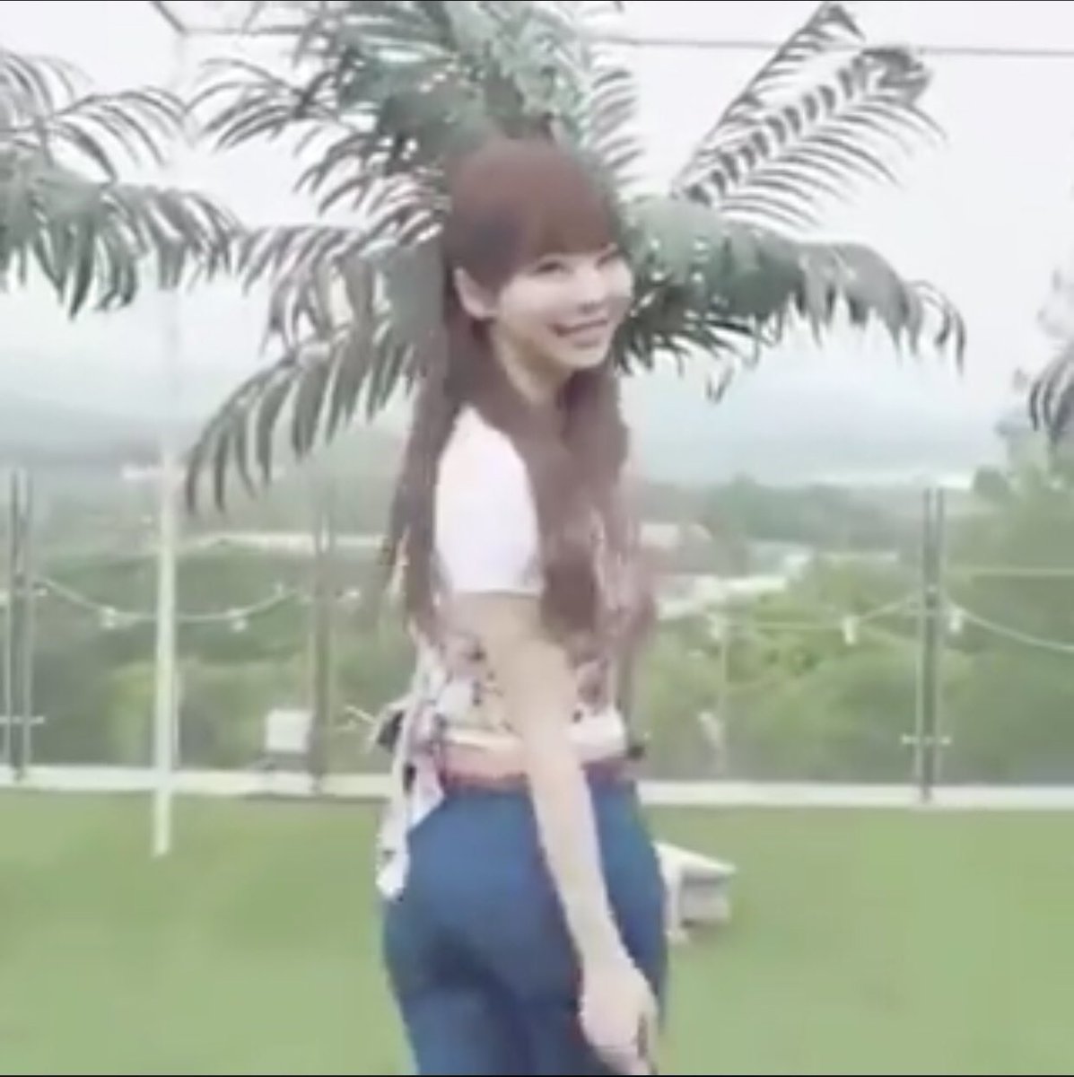orangecaramelz's tweet photo. KPOPS FATTEST ASS: THE RE-UP 

🥇1. Vivi from Loona 19.67% (7276 votes) 🥇 https://t.co/wrfrjtxDX3