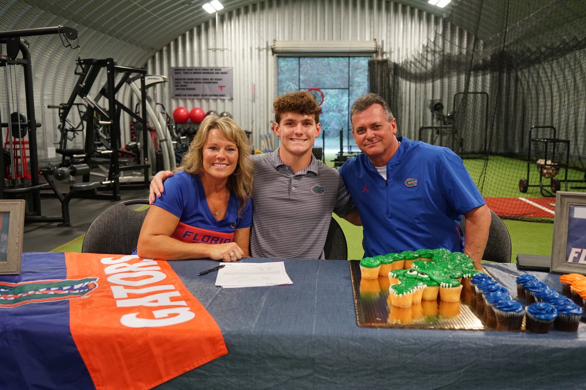 Jake_Fox8's tweet photo. Officially a Gator!! All glory to my Lord and savior Jesus Christ for this opportunity and blessing to sign to my dream school with my family and friends. Just the beginning of the journey. 🐊🐊 @GatorsBB https://t.co/Tt2hs0IUIP