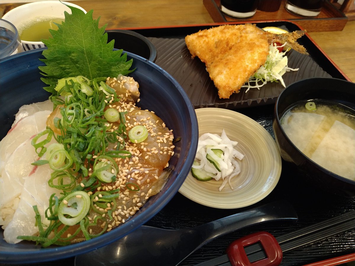 mukachu3188's tweet photo. 久々にIKSY来た。今は活あじ丼やってないのかーちと残念。
今回は活まだい二種丼とあじフライ単品をいただく!丼のご飯は鯛めしになってるのね!
#IKSY
#いけすや https://t.co/WGdob4JtZn