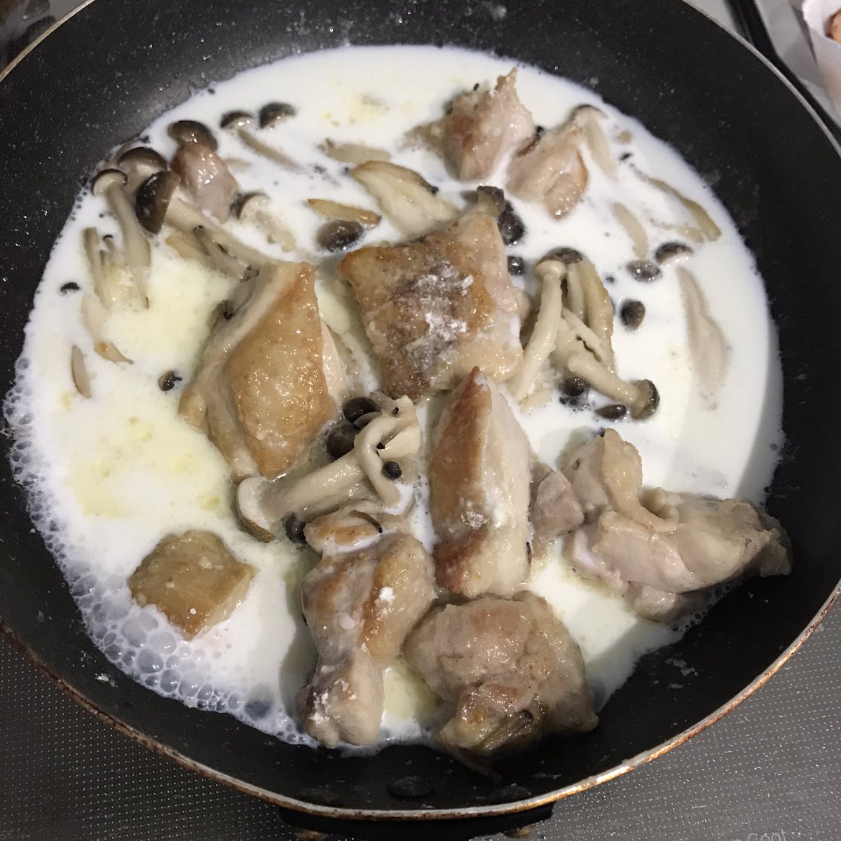 syunkon0507's tweet photo. ①2人分で鶏モモ1枚を大きめの一口大に切り塩胡椒をふる。フライパンに油をひいて両面こんがり焼き、しめじ1パックを加えて炒める

②小麦粉大さじ1を振り入れて絡め、牛乳200mlを注ぎ、沸騰したら蓋をして弱火で5分煮る。火を止め、みそ(合わせみそ)大さじ1弱とピザ用チーズ大さじ1〜2］を混ぜる https://t.co/a3wqT4X0Ek