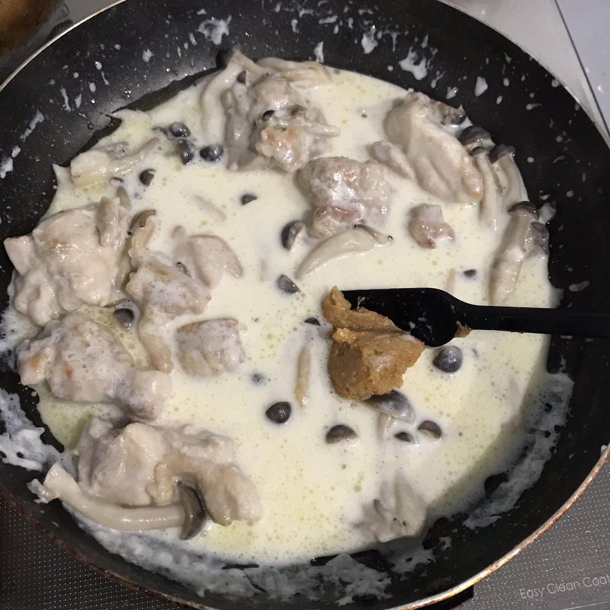 syunkon0507's tweet photo. ①2人分で鶏モモ1枚を大きめの一口大に切り塩胡椒をふる。フライパンに油をひいて両面こんがり焼き、しめじ1パックを加えて炒める

②小麦粉大さじ1を振り入れて絡め、牛乳200mlを注ぎ、沸騰したら蓋をして弱火で5分煮る。火を止め、みそ(合わせみそ)大さじ1弱とピザ用チーズ大さじ1〜2］を混ぜる https://t.co/a3wqT4X0Ek