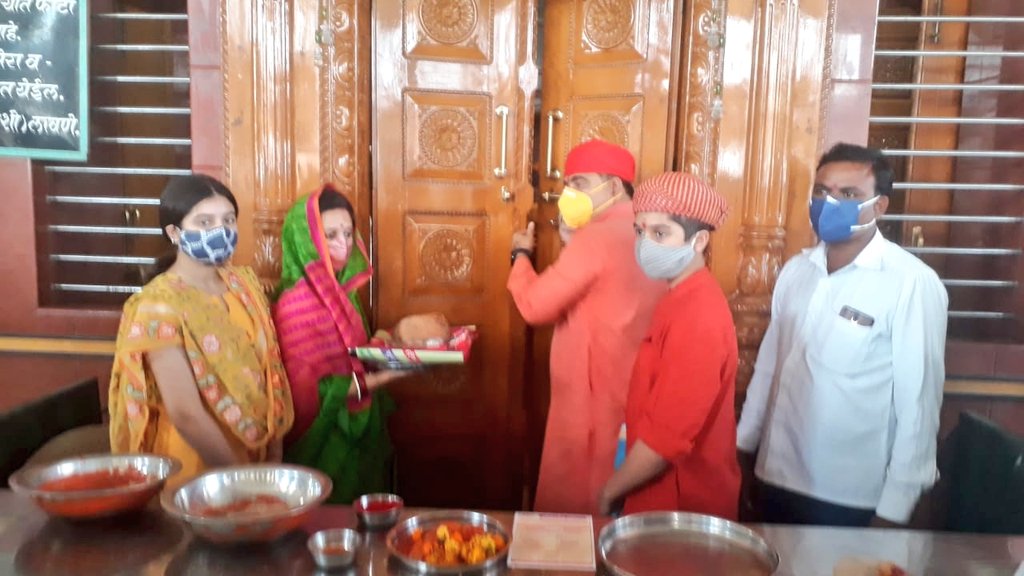 JaykumarRawal's tweet photo. खान्देशातील 33 कुळांची कुलदैवत असलेल्या आई पेडकाई देवी मंदिर(साळवे, शिंदखेडा) तब्बल 9 महिन्यांनी आज दीपावली पाडव्याच्या दिवशी सकाळी 10 वाजता विधिवत सहकुटूंब व भविकासह पूजन करून पुन्हा उघडण्यात आले आहे.. @BJP4Maharashtra https://t.co/xRXPA71Ssr