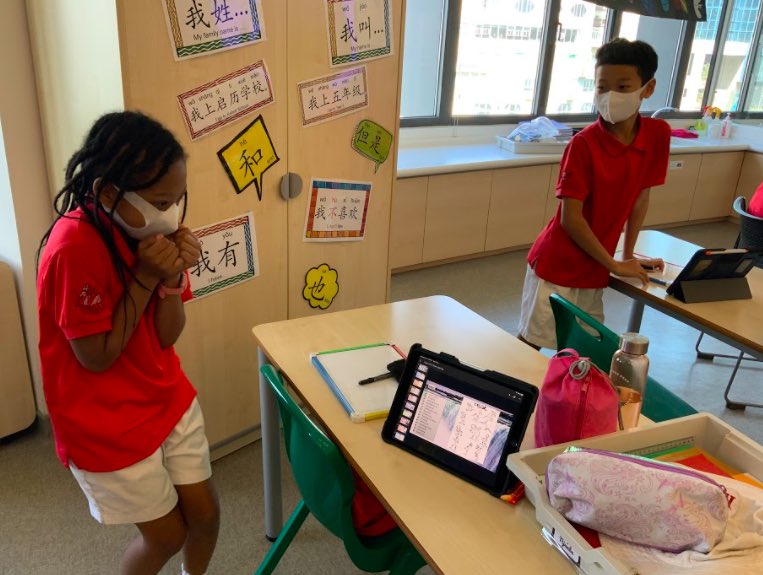 Kellett_KLBPrep's tweet photo. Year 5 had lots of fun in English! Here they are using drama to explore emotions of the main character in their text, ‘Queen of the Falls’. Inspired by this activity, they then wrote powerful descriptions based on the ‘show, don’t tell’ writing method. #KLBPrep @KellettSchool https://t.co/i1lL6z5oRl