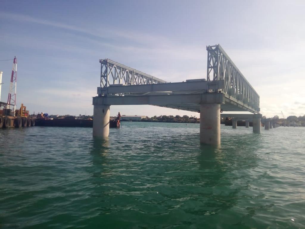 UzalendoNews_KE's tweet photo. The magnificent Likoni floating bridge is almost ready in a month's time, pedestrians will walk accross the Indian Ocean at Likoni.
@Ma3Route
@KeNHAKenya
@FerryKenya
#Likonifloatingbridge https://t.co/DCriWQFDXp