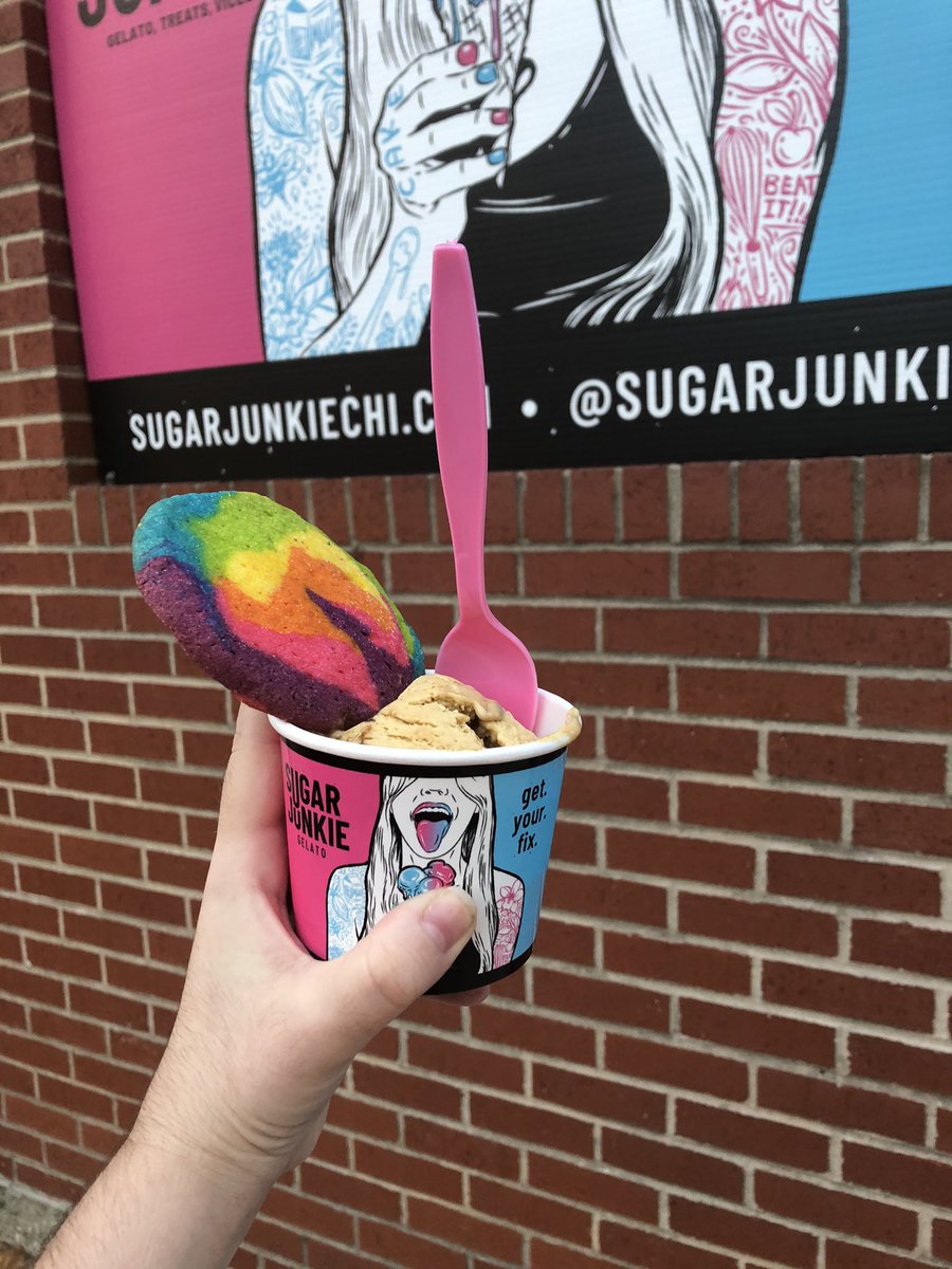 A rainbow cookie and PSL gelato to brighten the feed after a looooong week. Going to be a weekly occurrence with how close this is to me 😋😋<a href="/SugarJunkieChi/">SugarJunkieChi</a>
