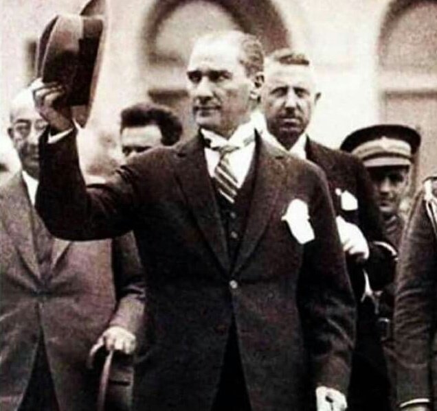 Sonsuza dek yaşayacak bu sevgi, ilk günkü inançla en büyük eserin cumhuriyetimizi ve fikirlerini aşkla yaşatacağız ATAM. Rahmet, sevgi, minnet ve özlemle anıyoruz.