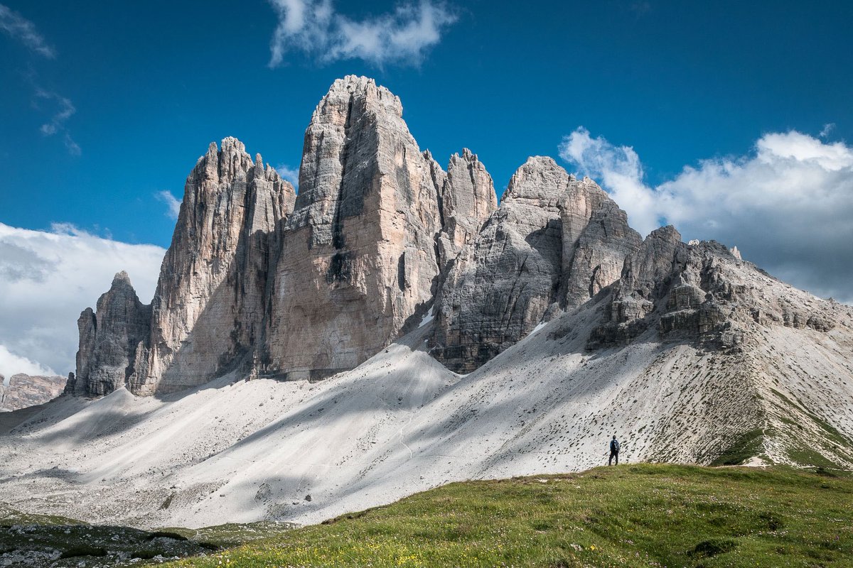 Nature is the same way.No smartphone can recreate the spires of the Dolomites, the scale of the Grand Canyon, or the grandeur of Yosemite National Park.