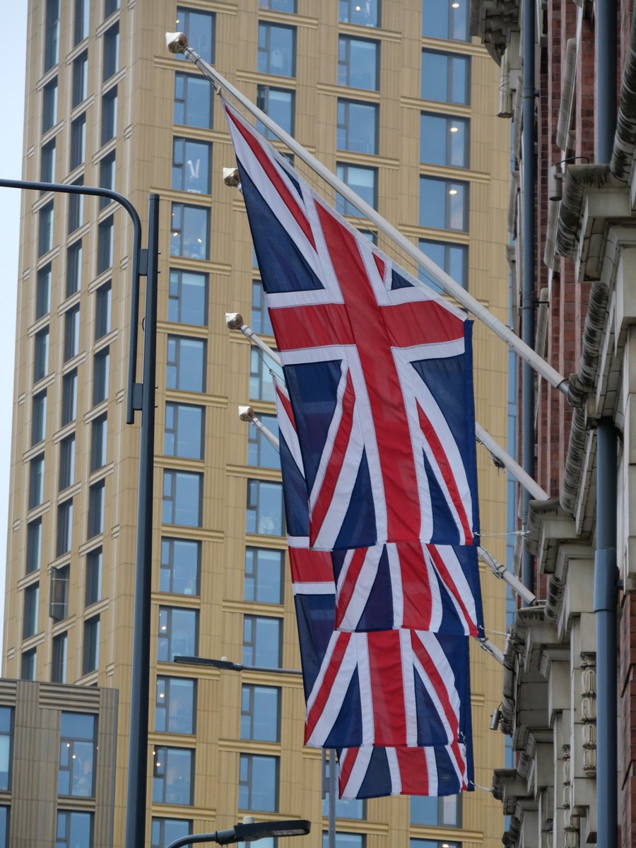 GhostOMichael's tweet photo. This flag could be a metaphor for Scottish independence, they could have cut the other corner off for Wales and Cornwall. 
Then the bit in the top half for The North and the bottom bit on the right for @BorderKent
The golden globe on the pole can be given back to Ireland
#ByeUK👋 https://t.co/AvcWTgdBZ6