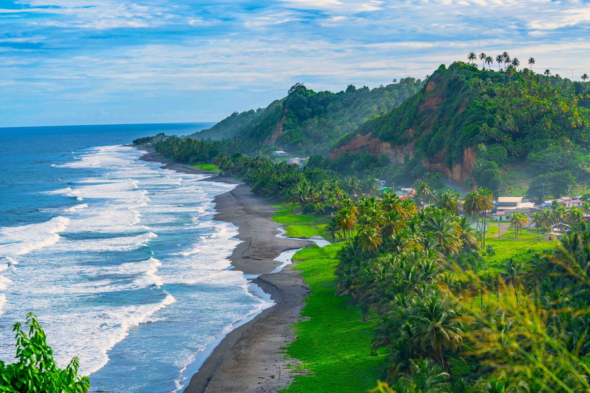 CelebrityCruise's tweet photo. Witness the striking hues of St. Vincent. Atop “La Soufrière,” jaw-dropping views showcase some of the most pristine beaches and stunning colors of the Caribbean. From celestial blues to lush, vibrant greens, this picturesque Caribbean island is the next ✅ on your bucket list! https://t.co/t8lQevbn77