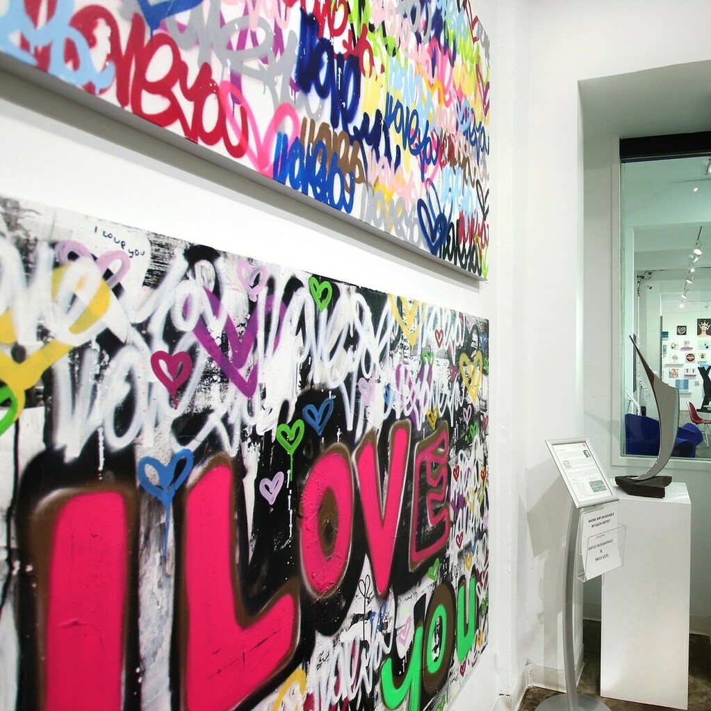 The best view of the layering and texture Amber Goldhammer incorporates into her artworks is from the side. Her mixed media artworks combine bold strokes with subtle details, making it possible to discover more the longer you look.

#art #artwork #artgallery #interiordecor #…