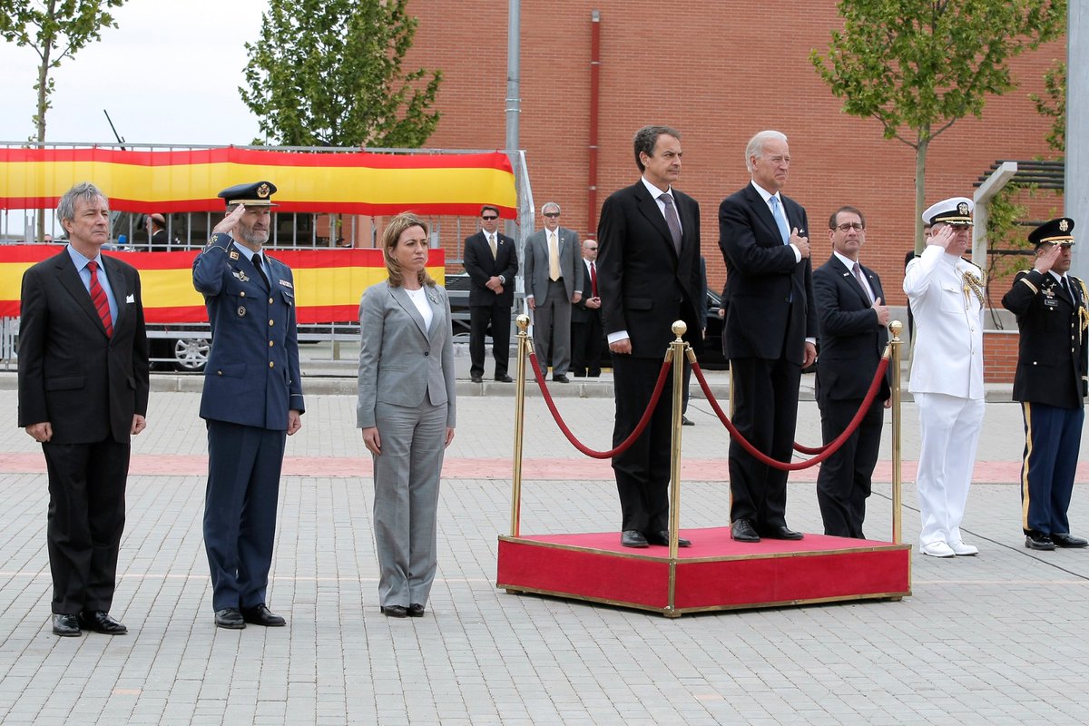 Visita a la Brigada Paracaidista de Paracuellos del Jarama, mayo de 2010. La Ministra de Defensa, Carme Chacón junto al Presidente del Gobierno de España, el JEMAD y el Vicepresidente de Estados Unidos, #JoeBiden. <a href="/JoeBiden/">Joe Biden</a> #LegadoChacon