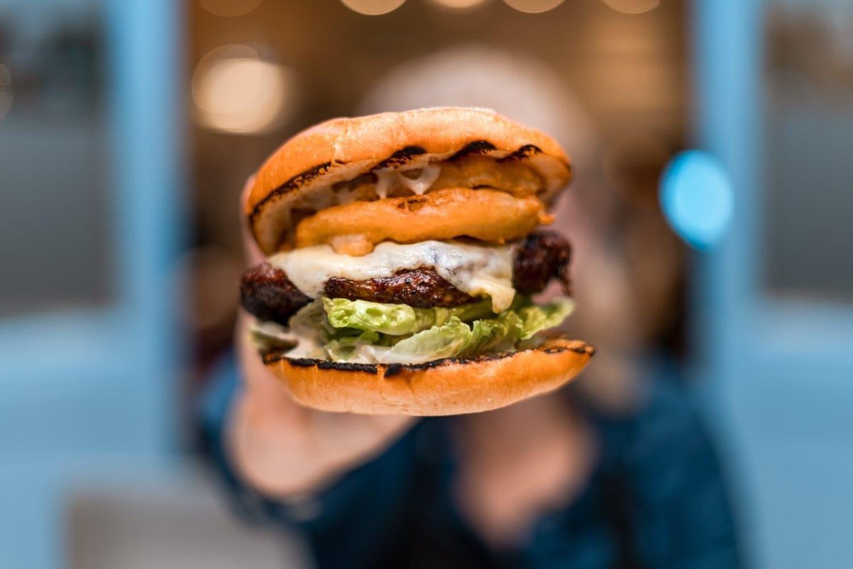 Hamletskinsale's tweet photo. Burger anyone? 🍔 
We are open every day from 4pm to 9.30pm so choose one of our scrumptious burgers that you will love! 
Click and collect https://t.co/M1U9E8dGoU or call 021-4772209
Enjoy Hamlets Street Food 😍 @yaycork @kinsale_ie @KinsaleNews @pure_cork #streetfood #kinsale https://t.co/Qq1cIgZhaC