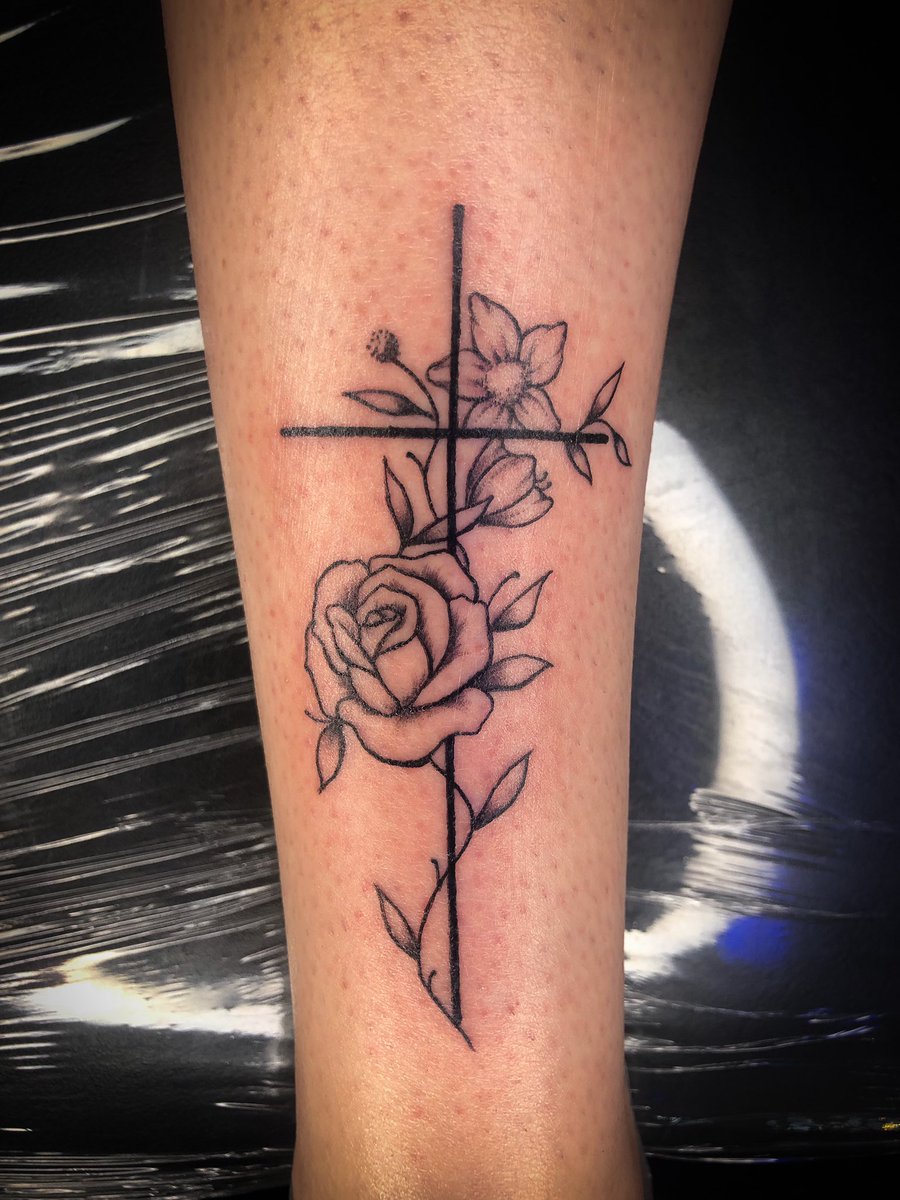 chuloMtzTATTOO's tweet photo. Gracias por la confianza y buena onda! @pequee_21 #pinchestudio #graciassiempre #tattoosliners #Tattoos #blackwork #blacktattoo #dotworktattoo #dot #puntillismo #tattogirls #tattoolady #piernastatuadas #pielestatuadas #cruztattoo #flawers🌸 https://t.co/sjROLMqqoe